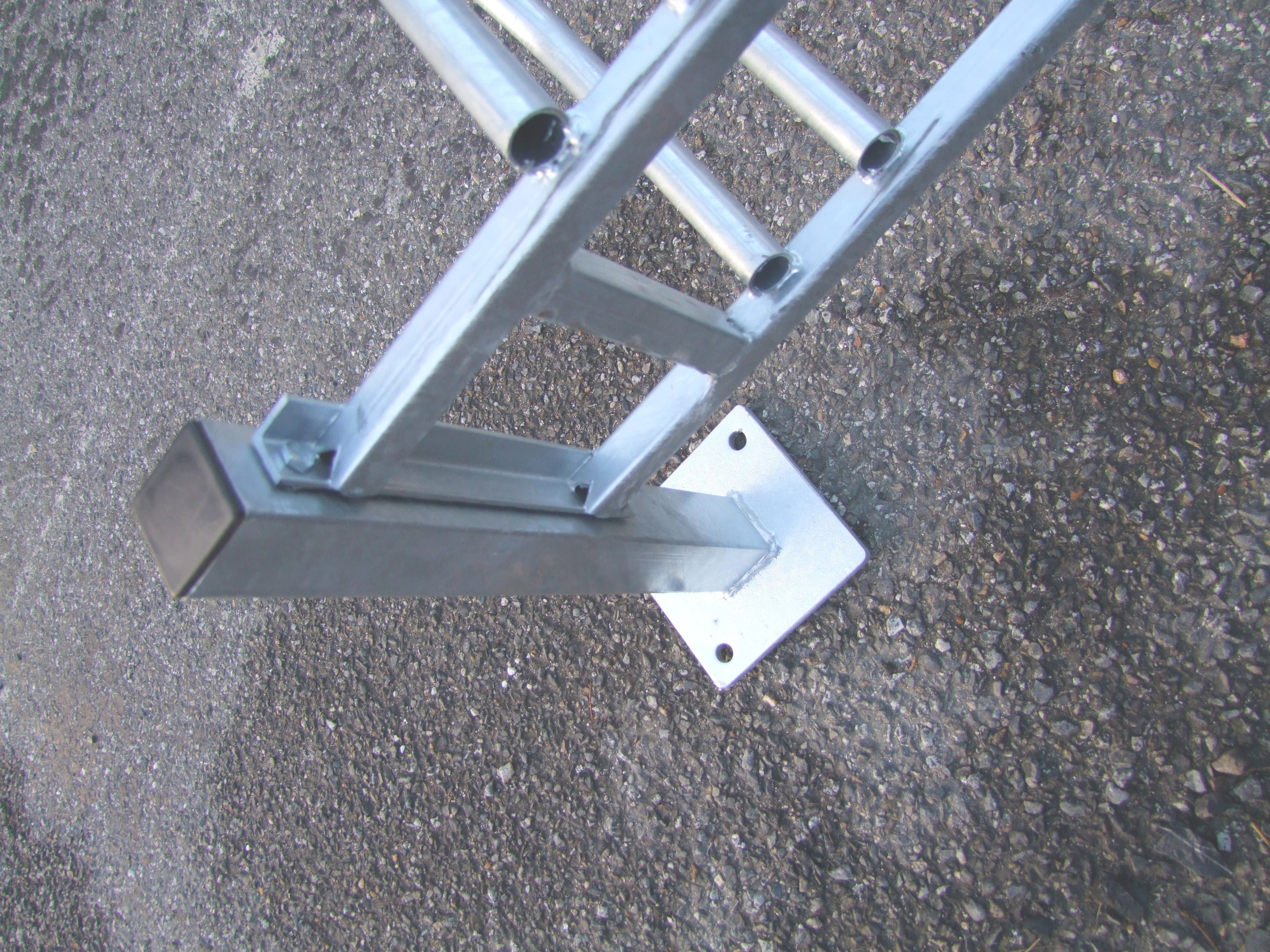 Détail fixation du support sur poteau par cornière